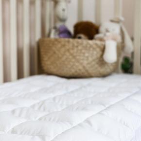 Пуховая перинка премиум детская с юбкой 60х120х15 Baby Down Grass 100% белый гусиный пух - теплая (470 гр.)