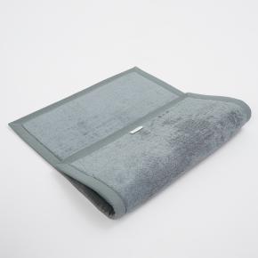 Коврик махровый для ванны премиум 90х120 Adour Brio Стальной серый от Claire Batiste Atelier (Клэр Батист Ателье) 